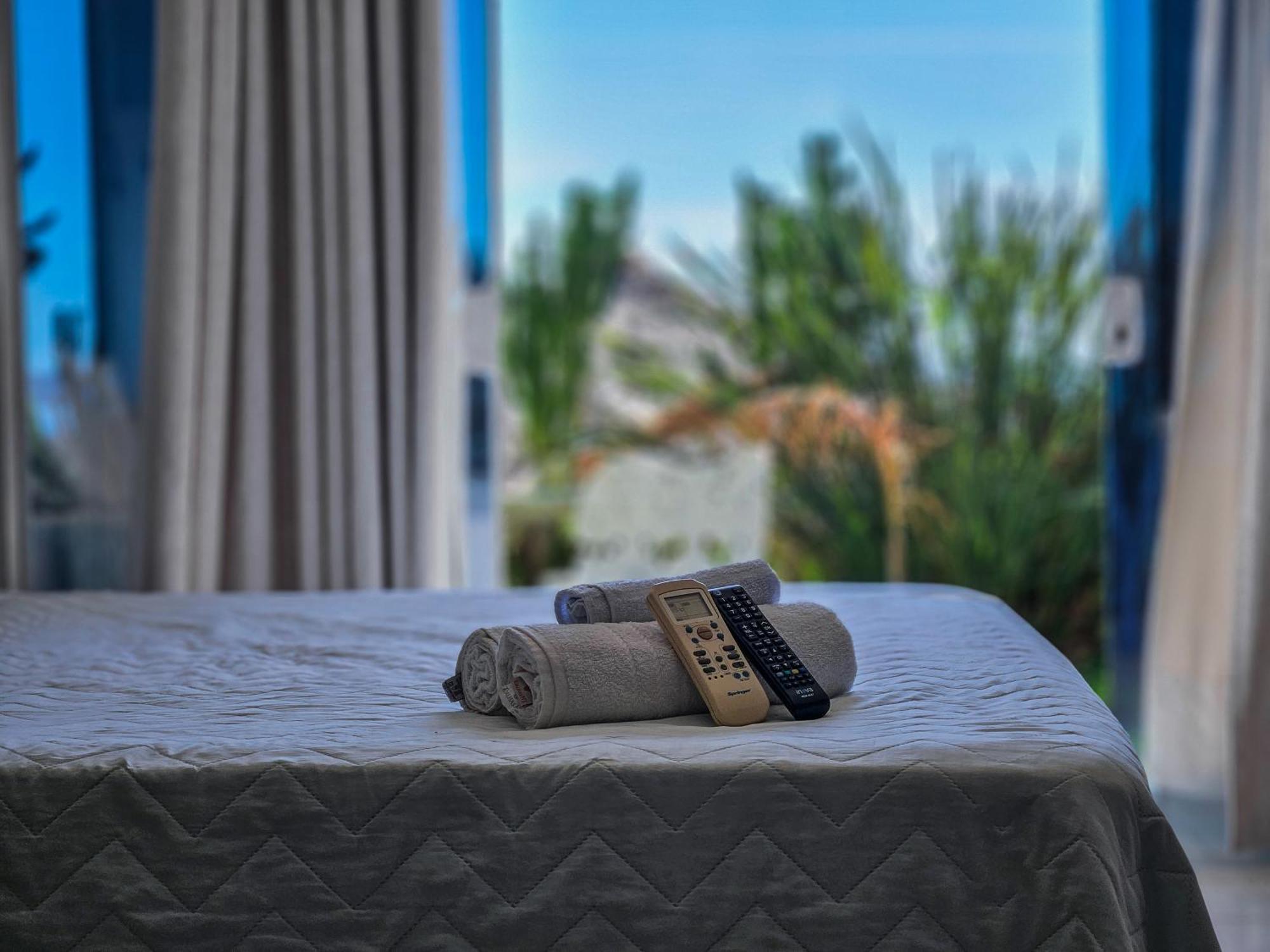 Готель Bella Vista Ocean View Армасан-душ-Бузіус Екстер'єр фото A bed with a remote control and a towel