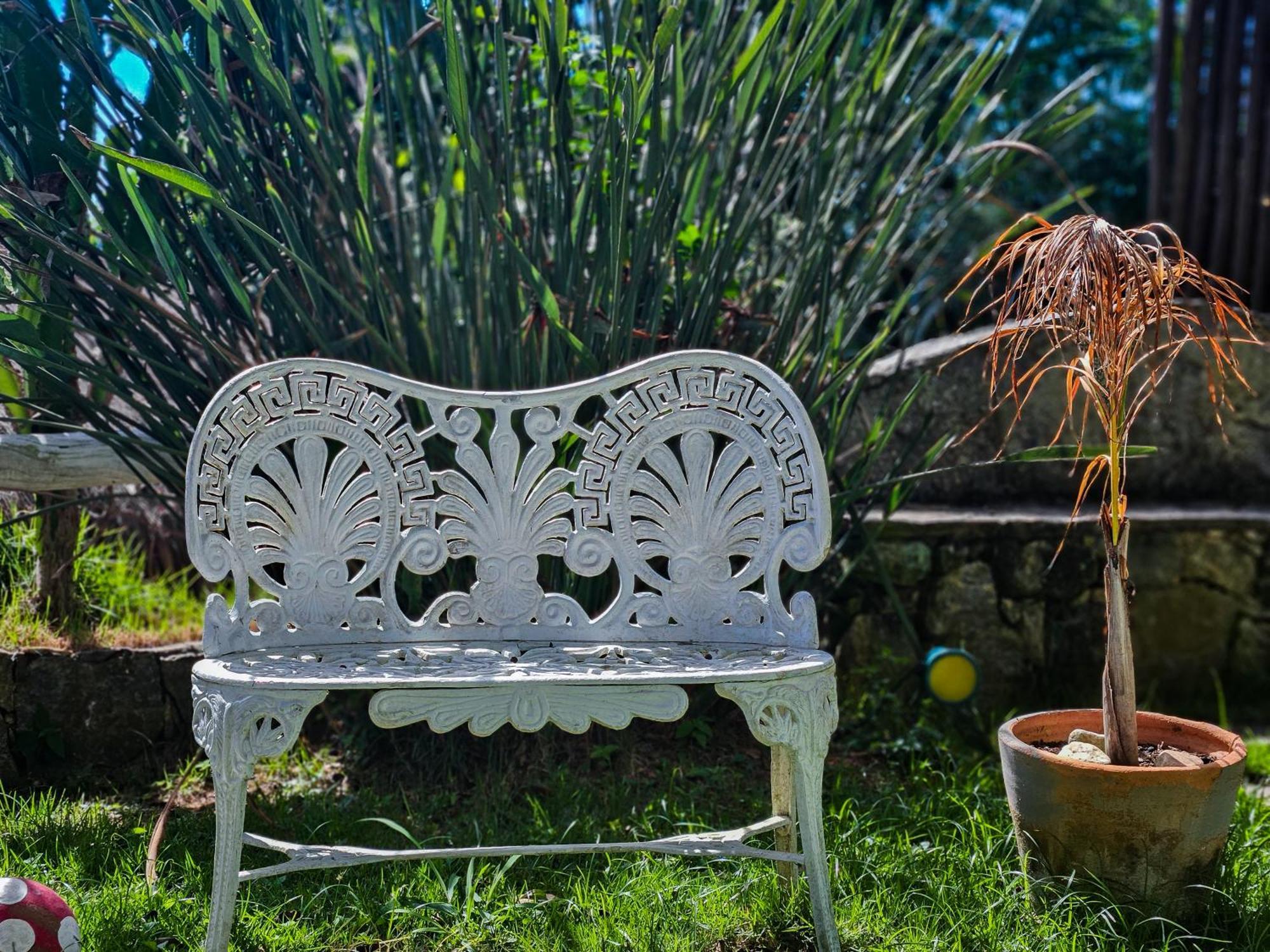 Готель Bella Vista Ocean View Армасан-душ-Бузіус Екстер'єр фото A white cast iron bench