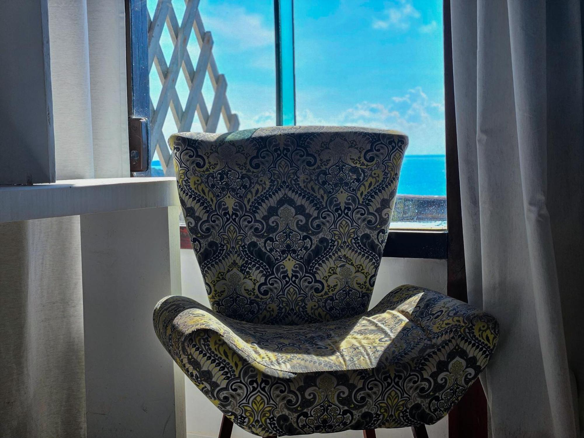 Готель Bella Vista Ocean View Армасан-душ-Бузіус Екстер'єр фото A chair in a hotel room