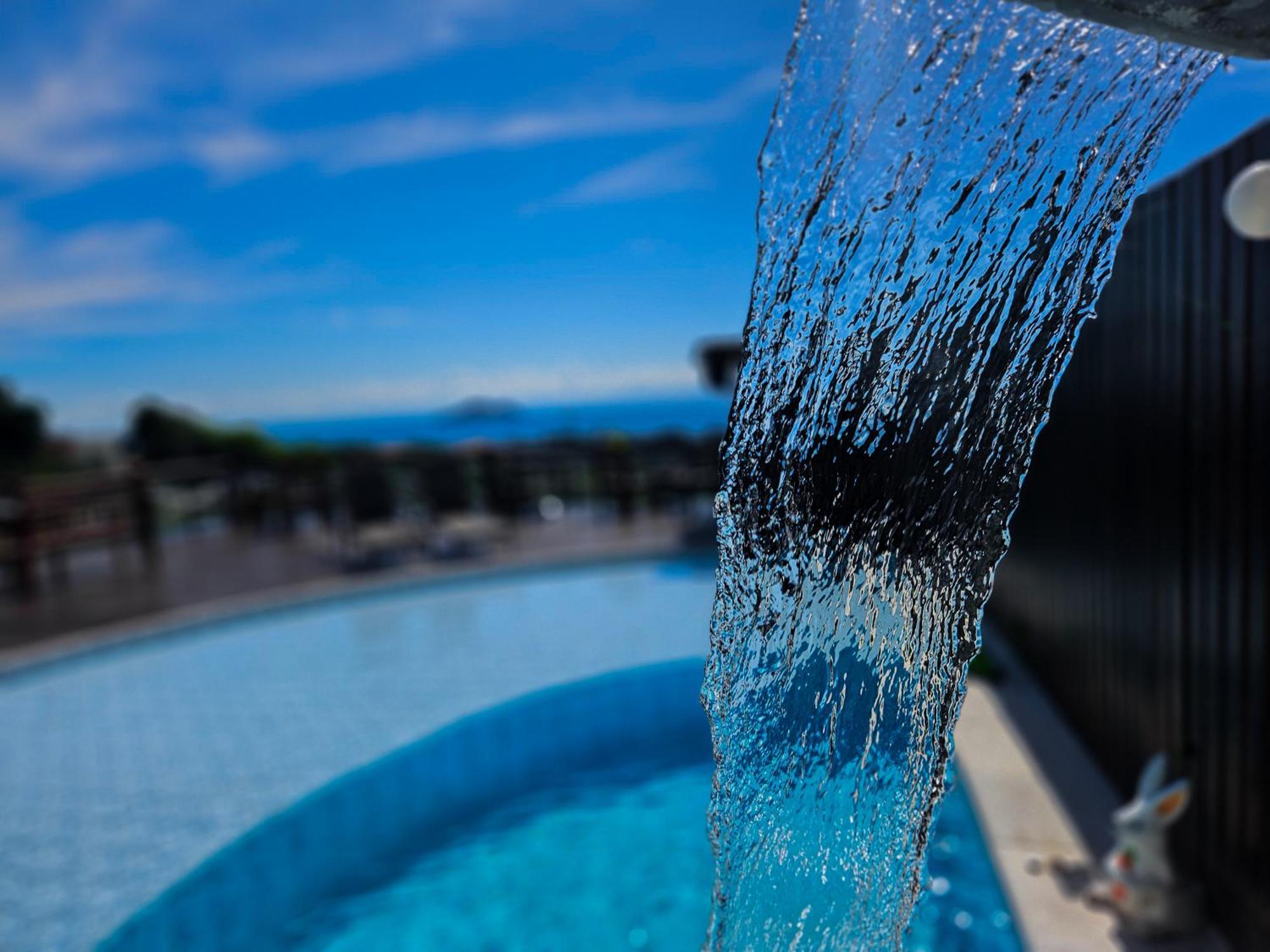 Готель Bella Vista Ocean View Армасан-душ-Бузіус Екстер'єр фото A shower at a swimming pool