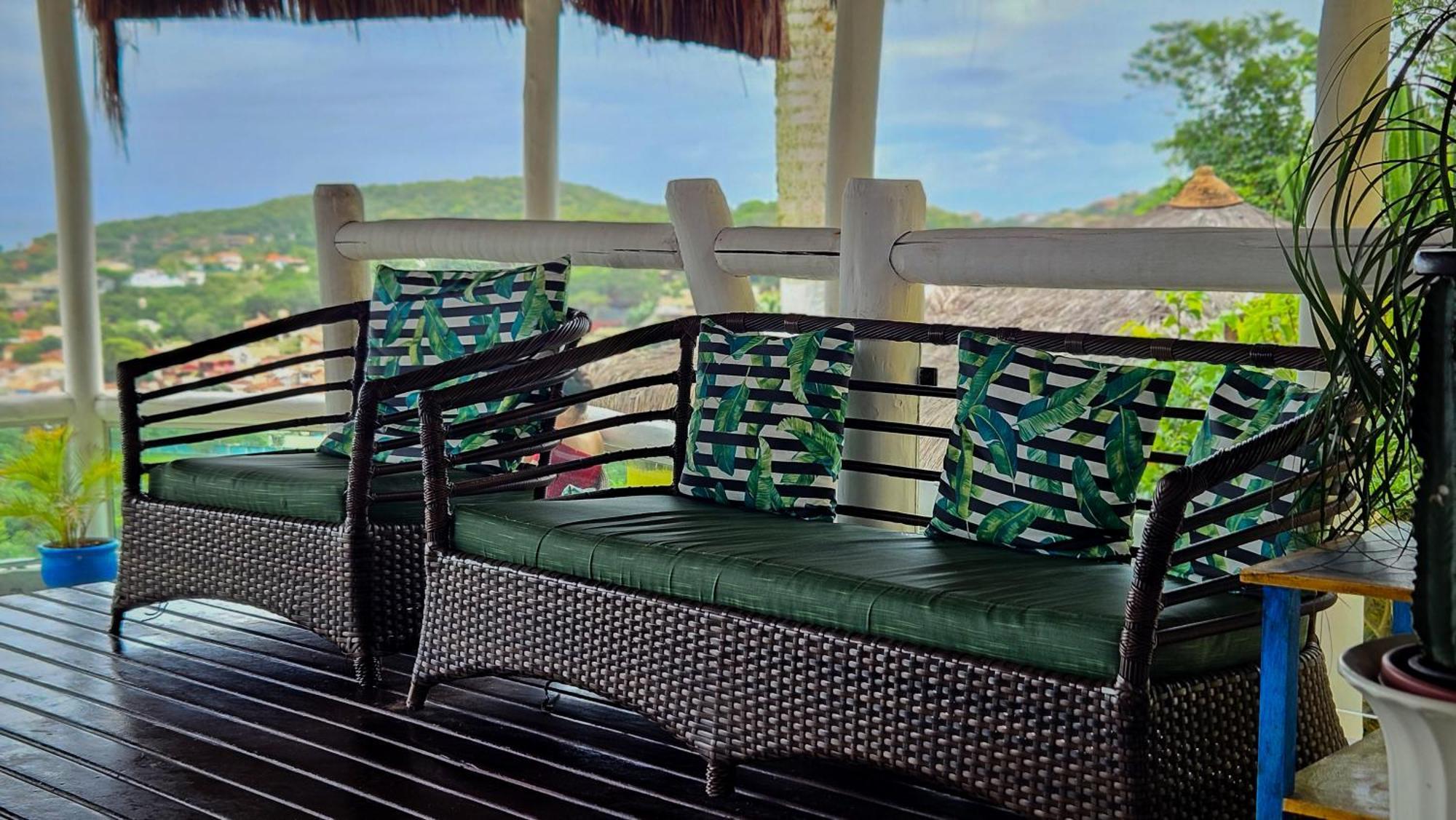 Готель Bella Vista Ocean View Армасан-душ-Бузіус Екстер'єр фото A rattan sofa