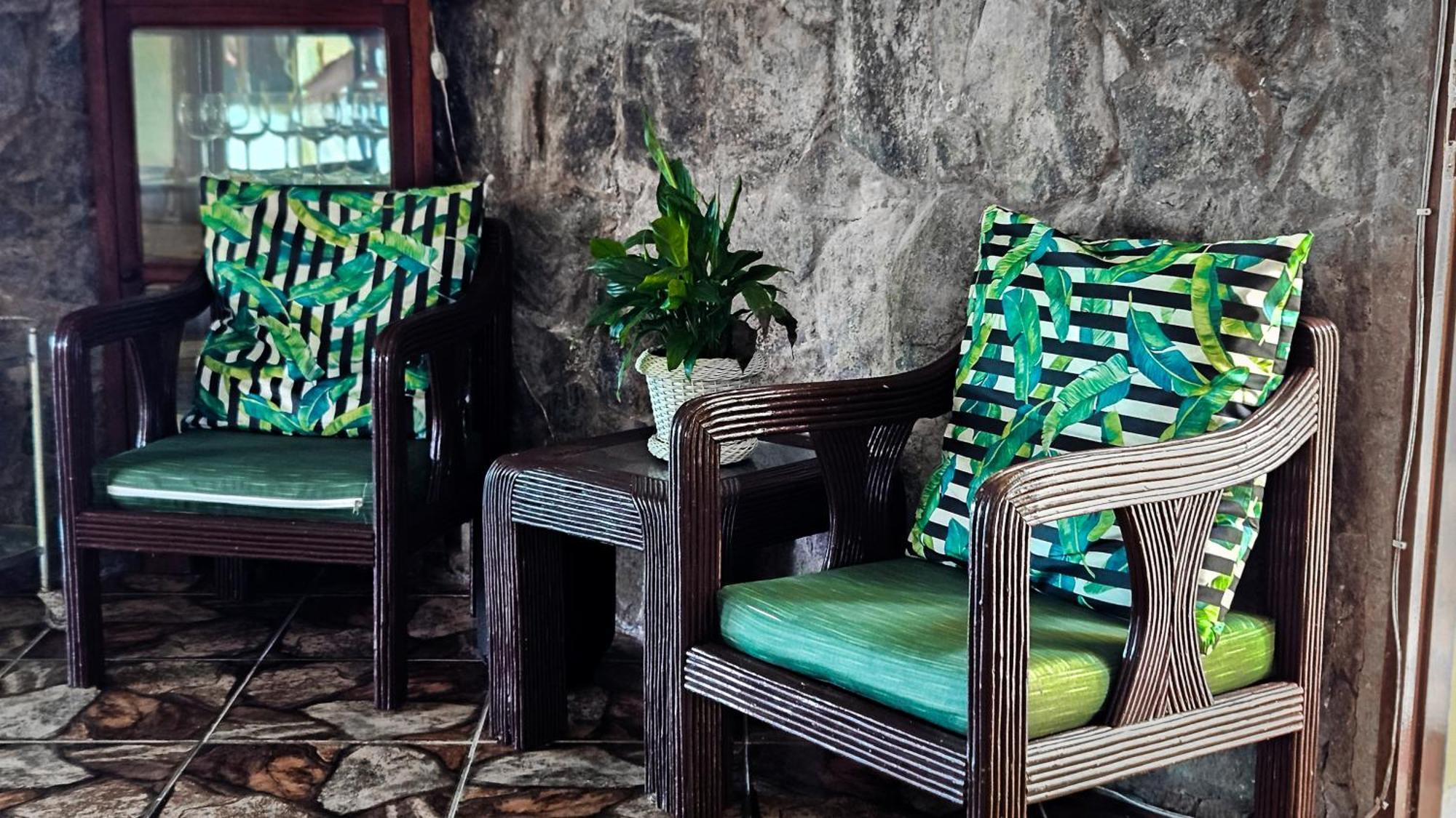 Готель Bella Vista Ocean View Армасан-душ-Бузіус Екстер'єр фото A set of rattan furniture